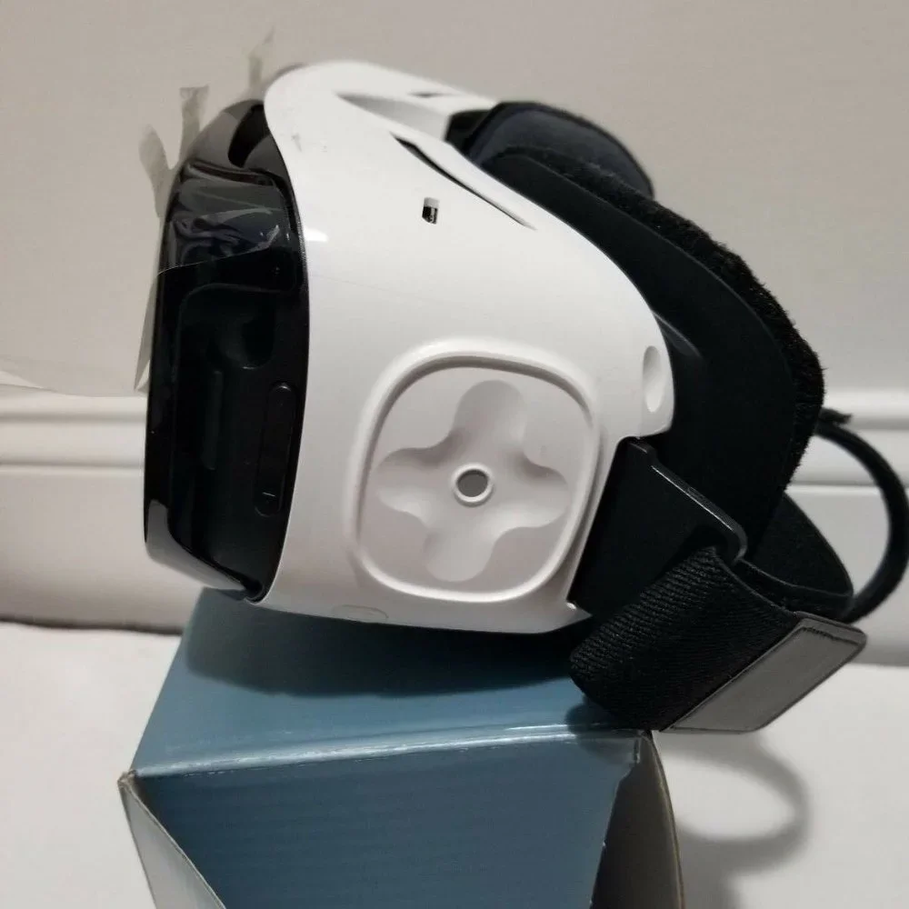 Black Samsung Gear VR Virtual Reality Headset powered by Oculus 1st Generation